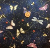 Blått tyg med fjärilar och nyckelpigor