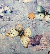 Lila blått tyg med fjärilar