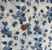 Ljust tyg med blommor och blad