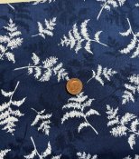 Mörkblått tyg med blad
