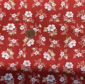 Rött tyg med blommor