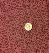 Rött tyg med små blommor och blad