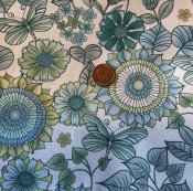 Ljust tyg med blommor och blad i grönt och blått