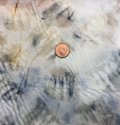 Ljust tyg med målat mönster i blått och beige