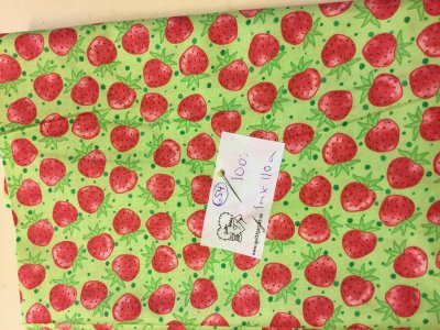 Grönt tyg med jordgubbar