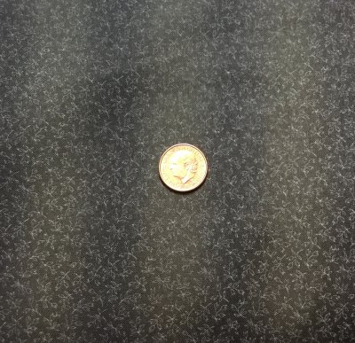 Svartbrunt tyg med grått mönster