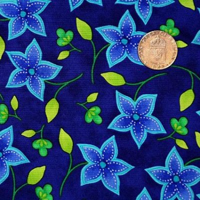 Blått tyg med blåturkos blommor och blad