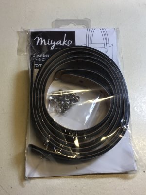 Svarta läderhandtag 80 cm långa med nitar