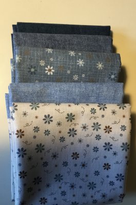 Tygpacke med 3 bas och 2 blommiga i blått 30 x110 cm av varje