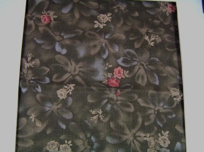 Tyg med blommor och blad