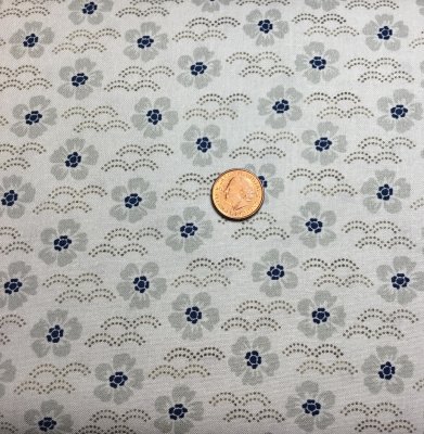 Beigegrått tyg med blommmor