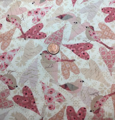 Beige tyg med hjärtan och fåglar