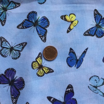 Ljusblått tyg med fjärilar
