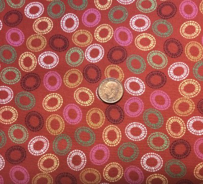 Rött tyg med cirklar i olika färger