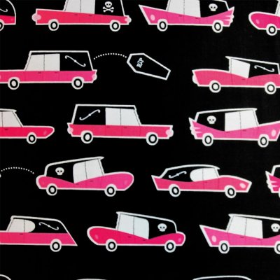 Svart tyg med rosa bilar