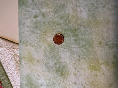 Ljust tyg med gröna och gula stänk