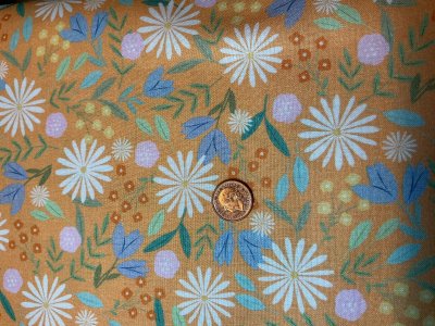 Gult tyg med blommor