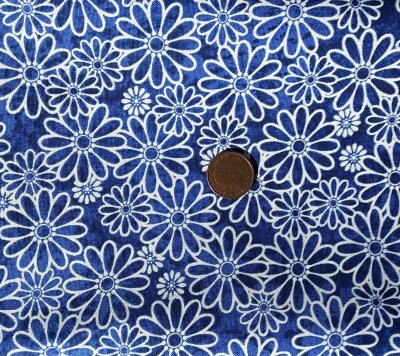 Blått tyg med ljusa blommor