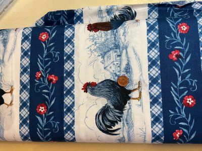 Bårdtyg med tuppar och blommor tupparna ca 13 cm,blommorna ca 11,5 cm