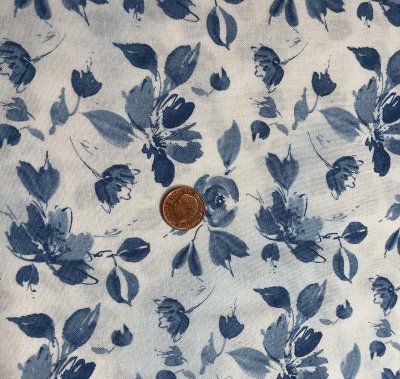 Ljust tyg med blommor och blad