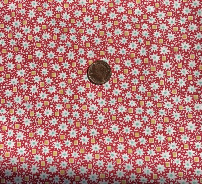 Rött tyg med små blommor och kvadrater