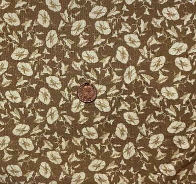 Brunbeig tyg med blommor och blad