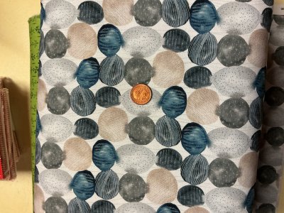 Ljust tyg med stora prickar