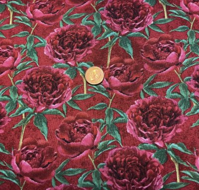 Vinrött tyg med blommor