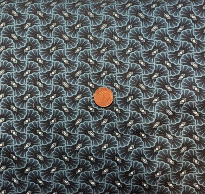 Blått tyg med streckade blommor och vitt kryss