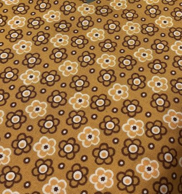 Gulbrunt tyg med blommor