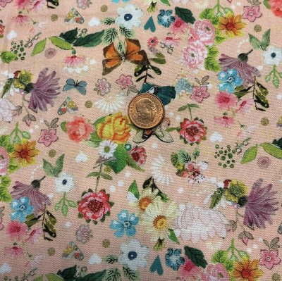 Rosaaprikos tyg med blommor,blad och fjärilar