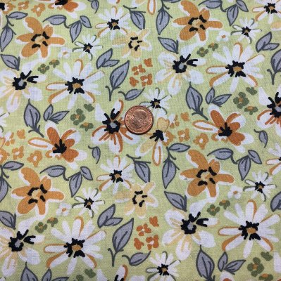 Gulgrönt tyg med blommor och blad