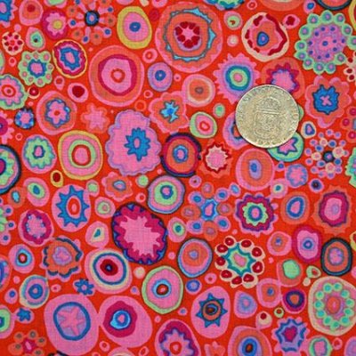 Rosa tyg med cirklar i olika färger